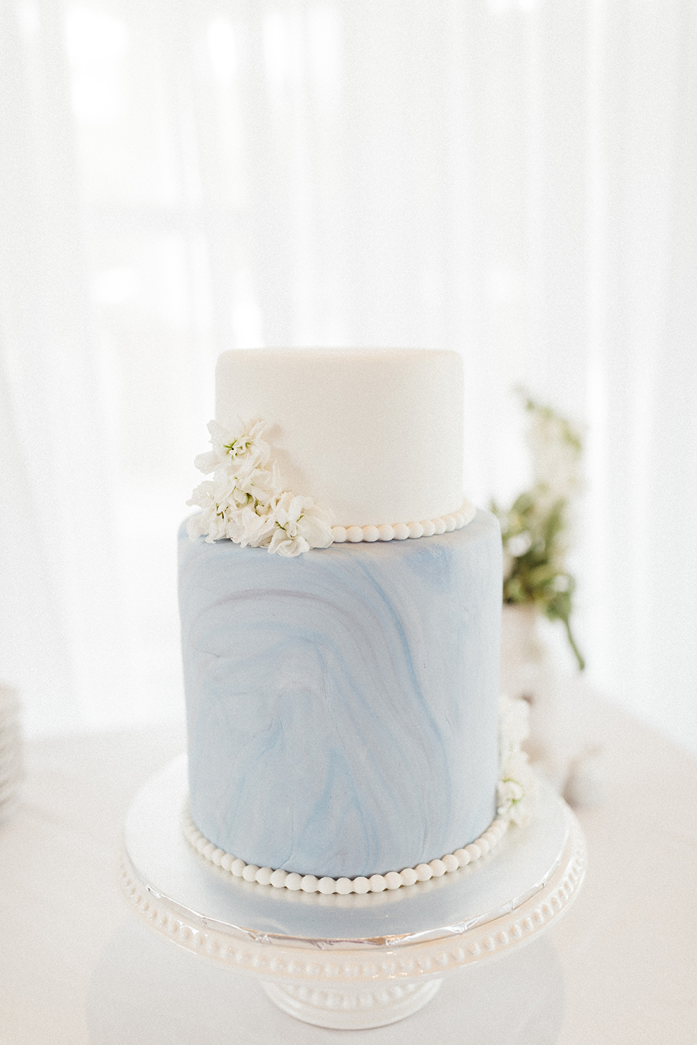 Blue & White Classic Wedding Cake | photo by Ash Simmons Photography | featured on I Do Y'all