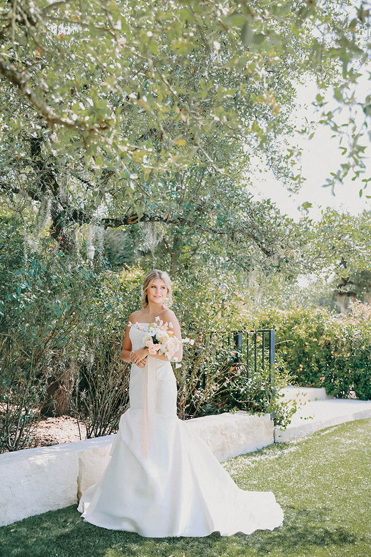 Outdoor Peachy Modern Take on Classic Bridal Look | photo by Pendo Photography | featured on I Do Y'all 