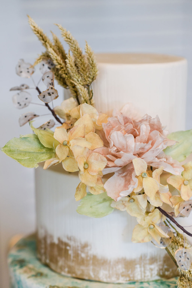 Vintage Inspired Wedding Cake with Edible Sugar Flowers | photo by Radiant Photography by Sydney Danielle