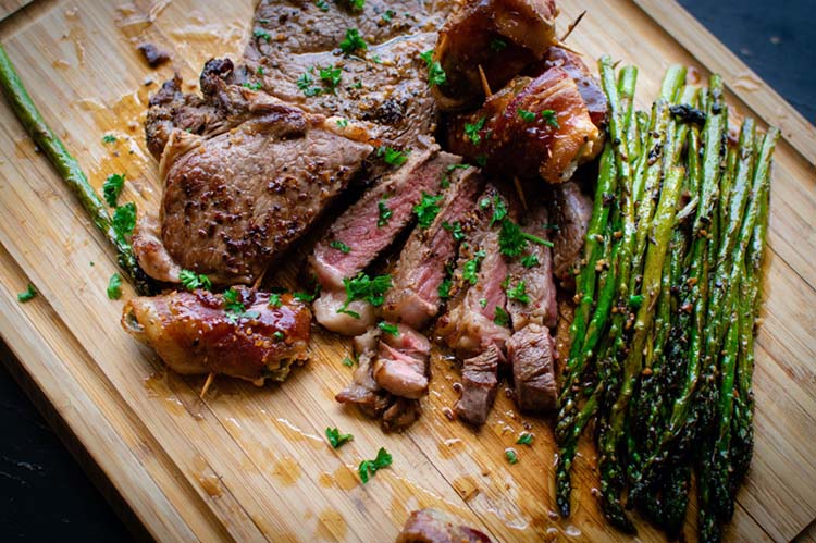 Close up shot of steak and asparagus | photo by Ashley Byrd | featured on I Do Y'all for Dine Like a Local with Visit Ridgeland 