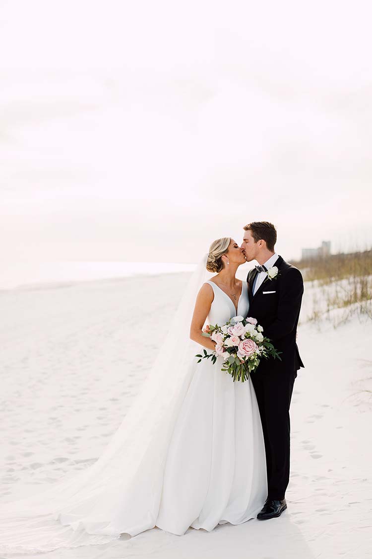 Traditional Meets Modern Florida Wedding | photo by Madison Hope Photography | featured on I Do Y'all