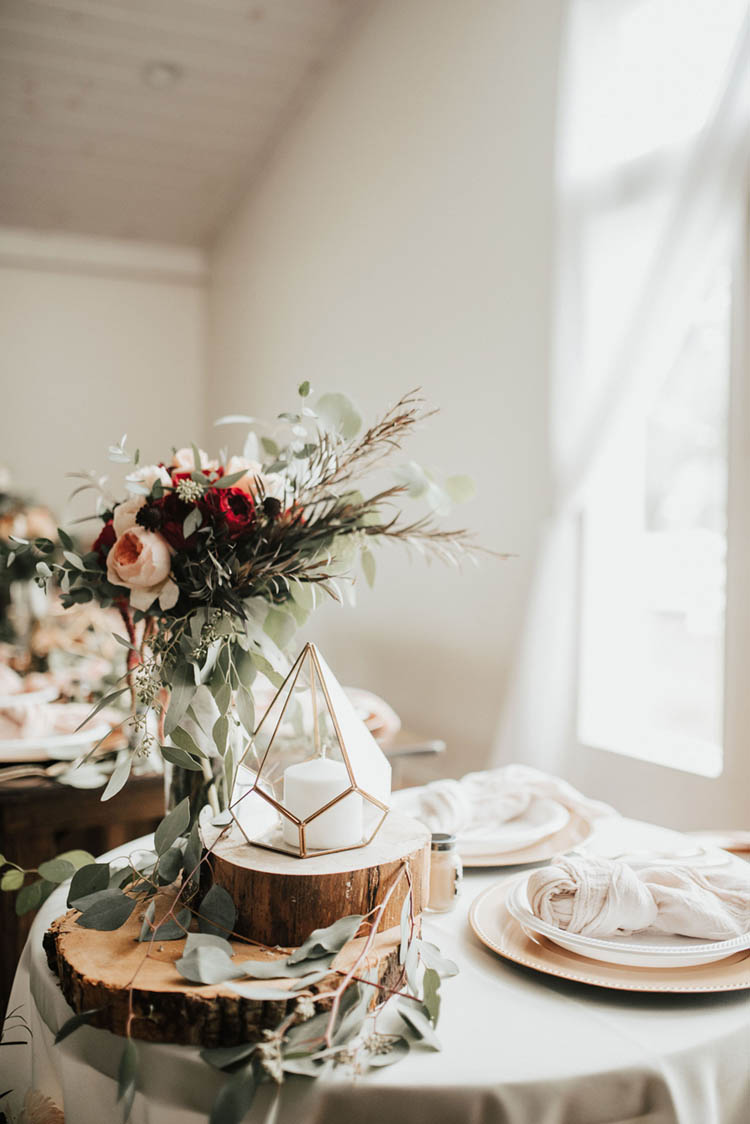 Rustic Meets Modern Wedding Decor with Geometric Candle Holders & Wood Platforms | photo by Jessica Lee Photographic Art