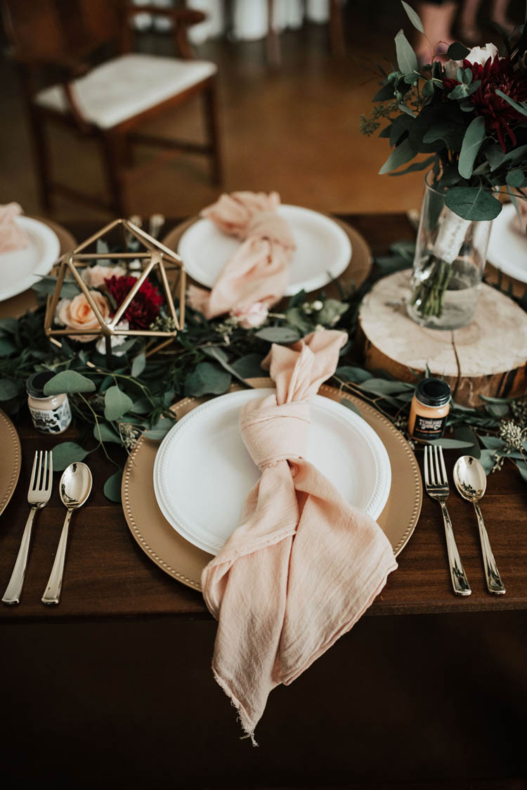 Tied Pink Linen Wedding Napkins Wedding Decor | photo by Jessica Lee Photographic Art